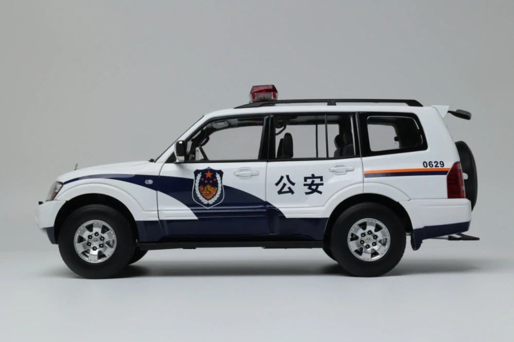 Mitsubishi Pajero V73 China Police 1:18 Sun Star
