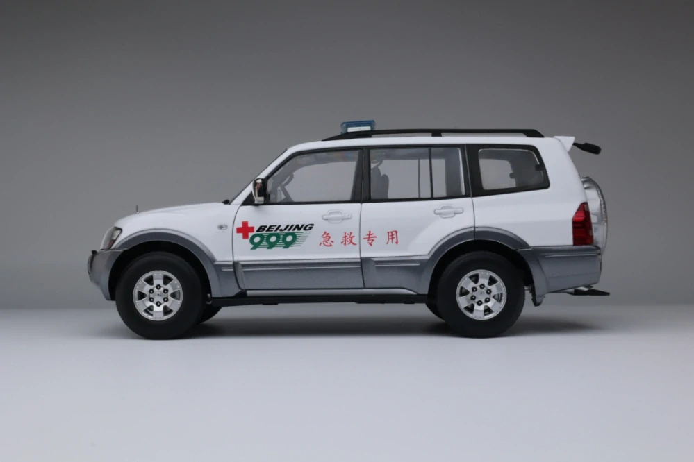 Mitsubishi Pajero V73 Beijing Red Cross Rescue Service Center 1:18 Sun Star