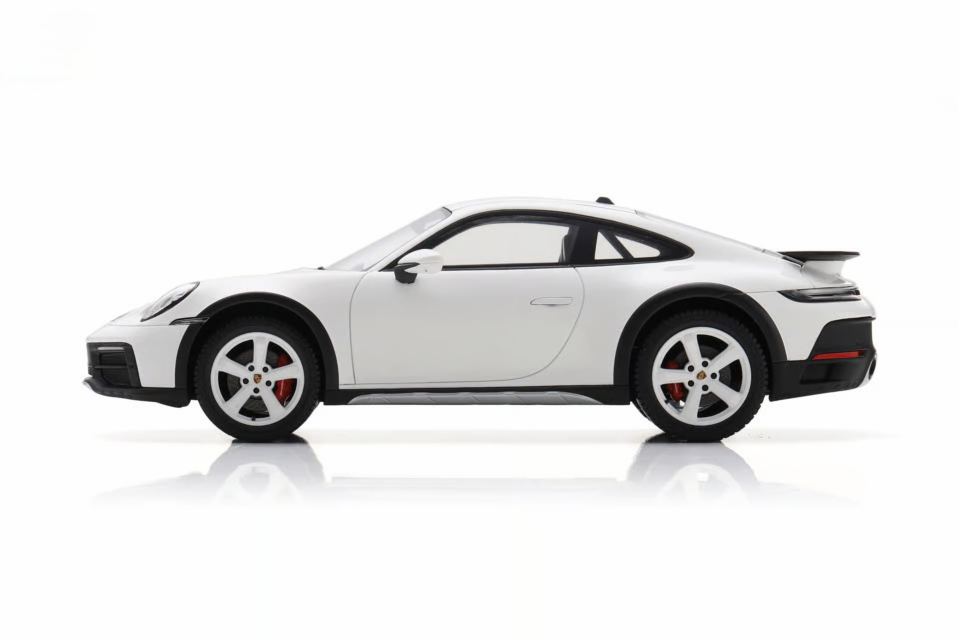 Porsche 911 Dakar white 1:18 Spark