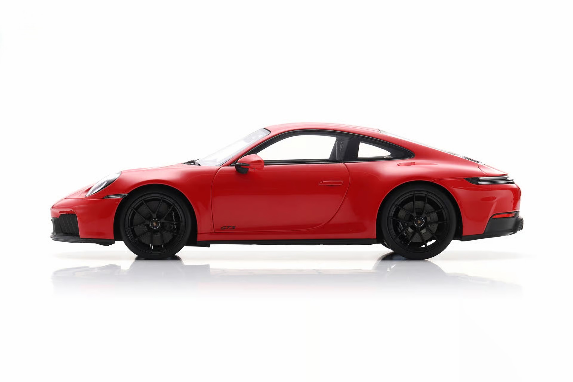 Porsche 911 Carrera GTS Coupe guardsred 1:18 Spark