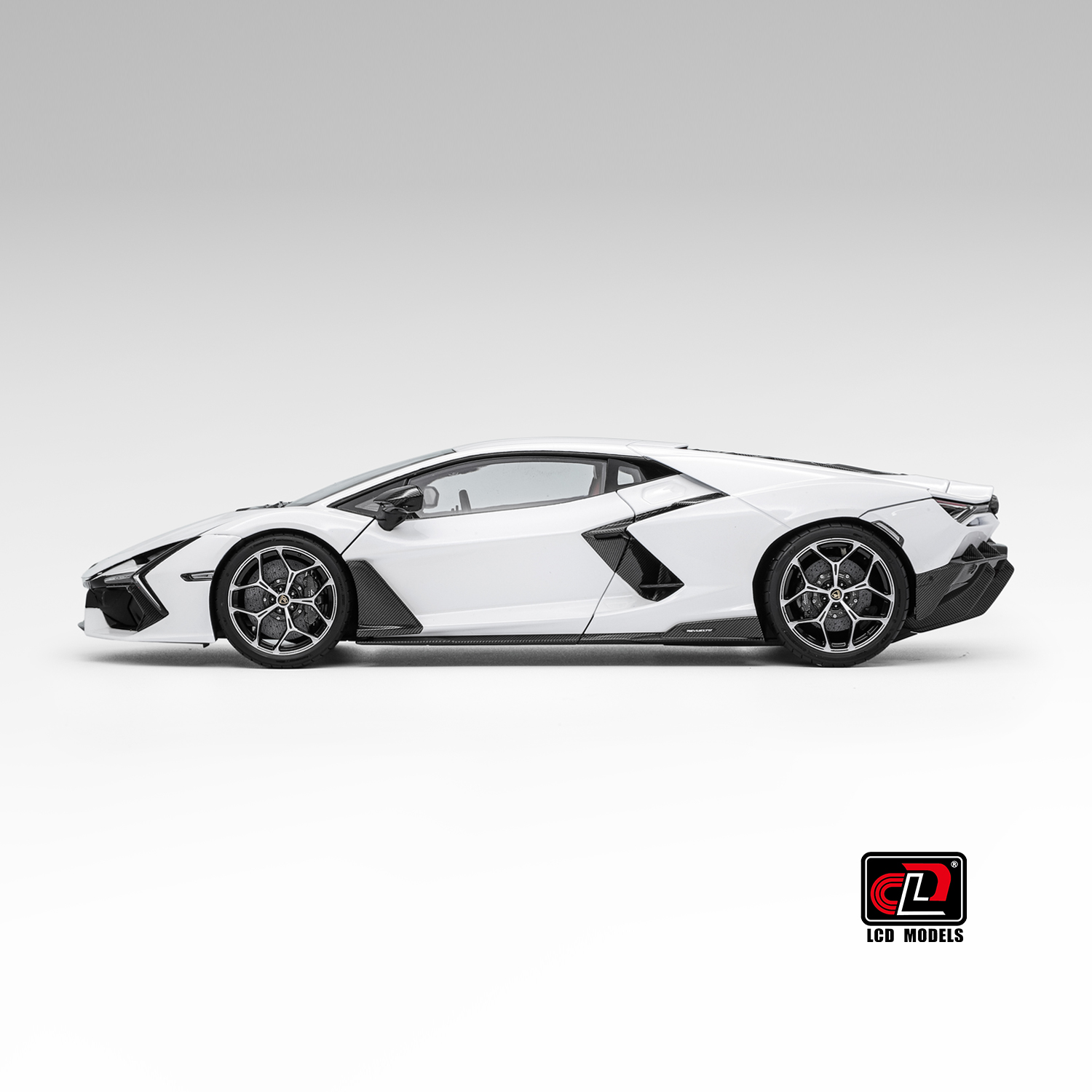 Lamborghini Revuelto pearl white 1:18 LCD Model