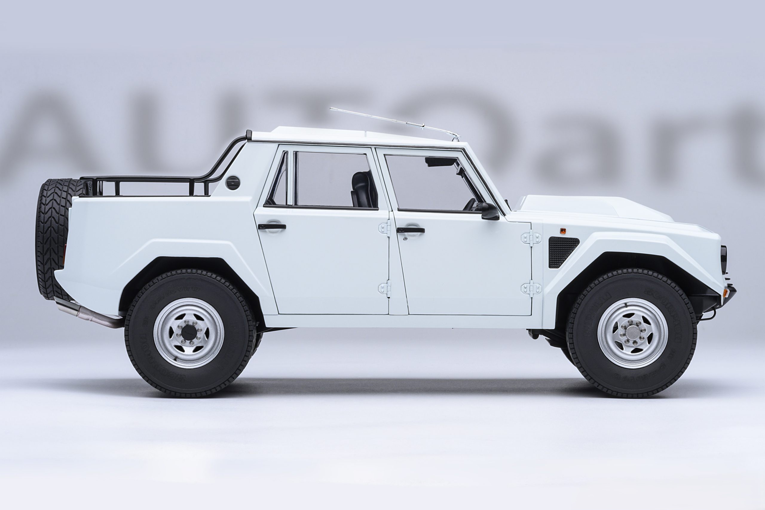 Lamborghini LM002 white 1:18 AUTOart