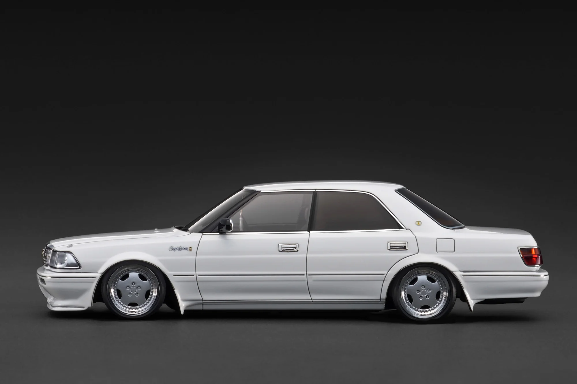 Toyota Crown Royal Saloon G 130 white 1:18 Ignition Model
