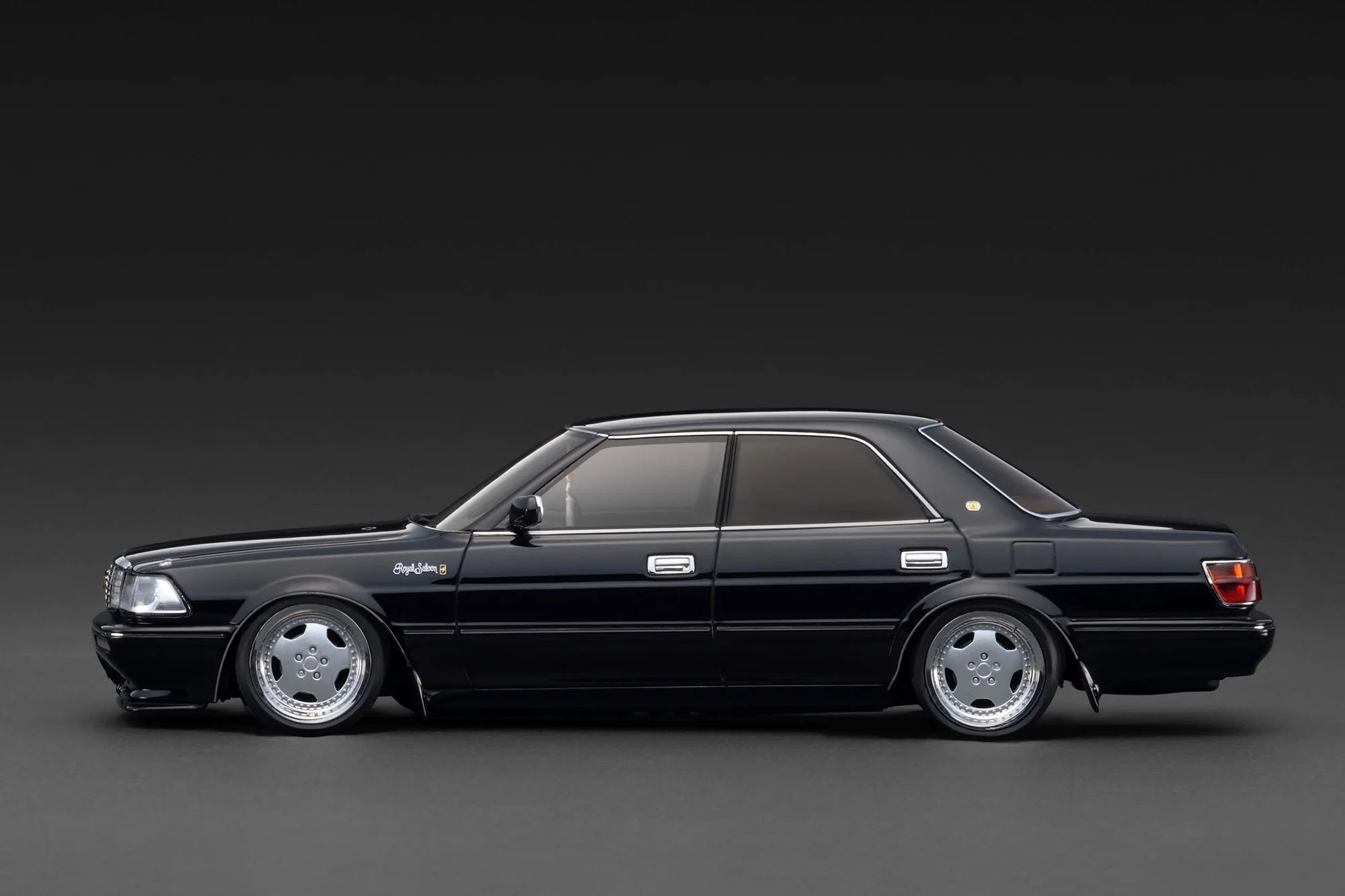 Toyota Crown Royal Saloon G 130 black 1:18 Ignition Model