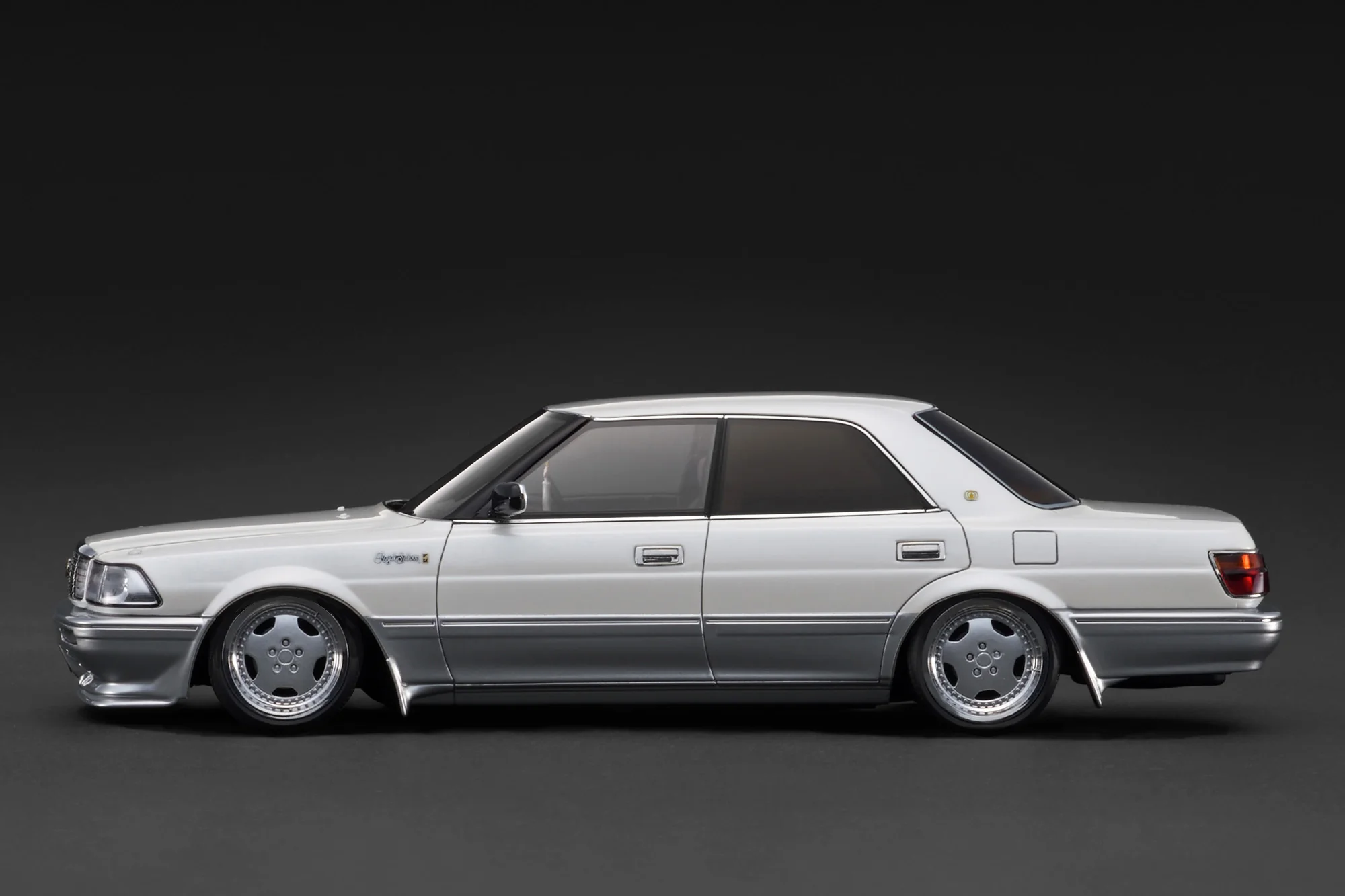 Toyota Crown Royal Saloon G 130 pearl white/silver 1:18 Ignition Model