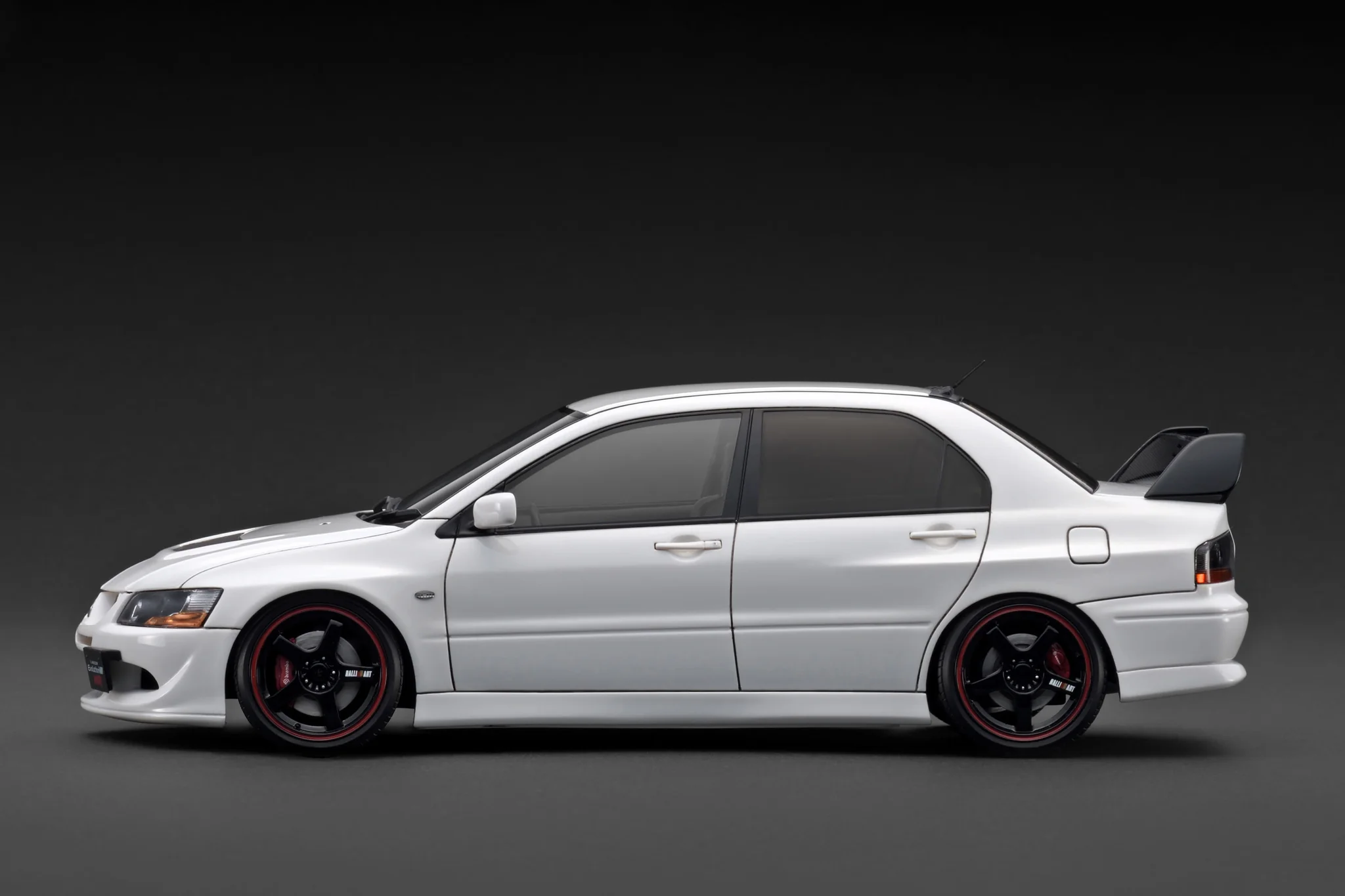 Mitsubishi Lancer Evolution VIII MR CT9A white 1:18 Ignition Model