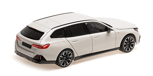 BMW i5 M60 Touring 2024 white metallic 1:18 Minichamps 