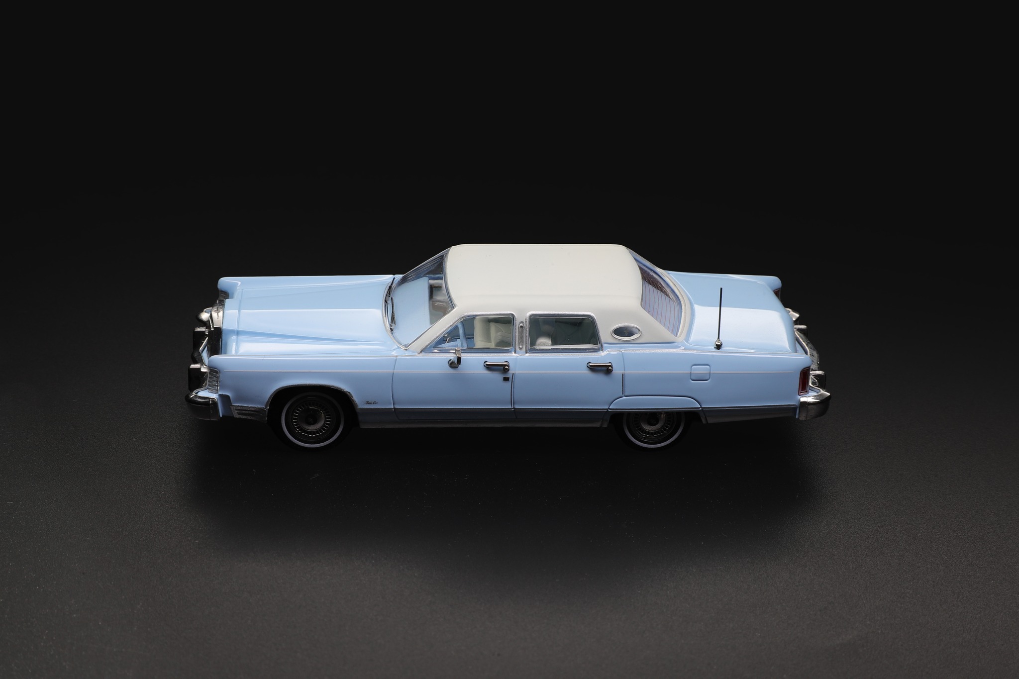 Lincoln Continental 1979 light blue/white 1:64 SunStar
