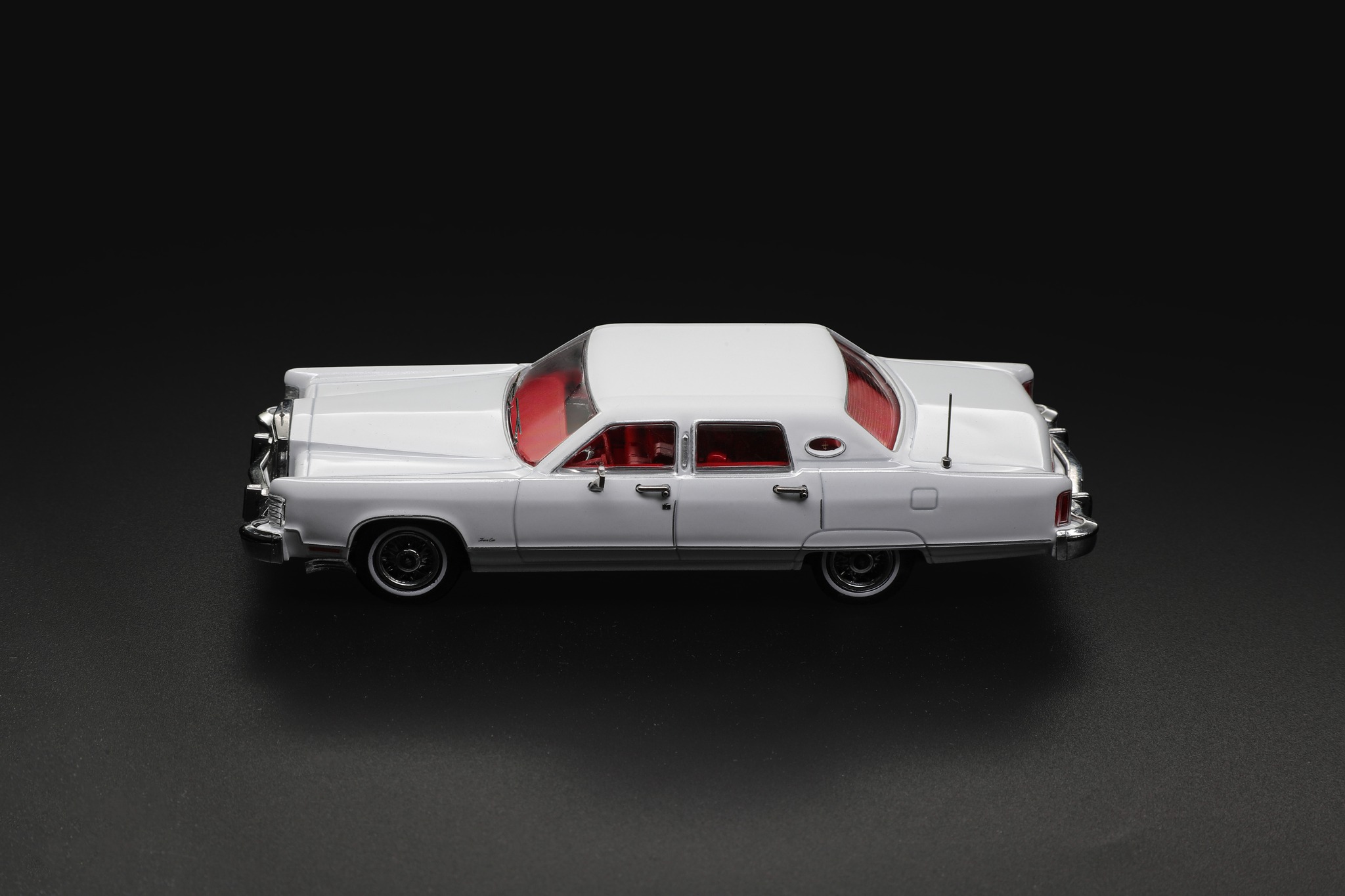 Lincoln Continental 1979 white 1:64 SunStar