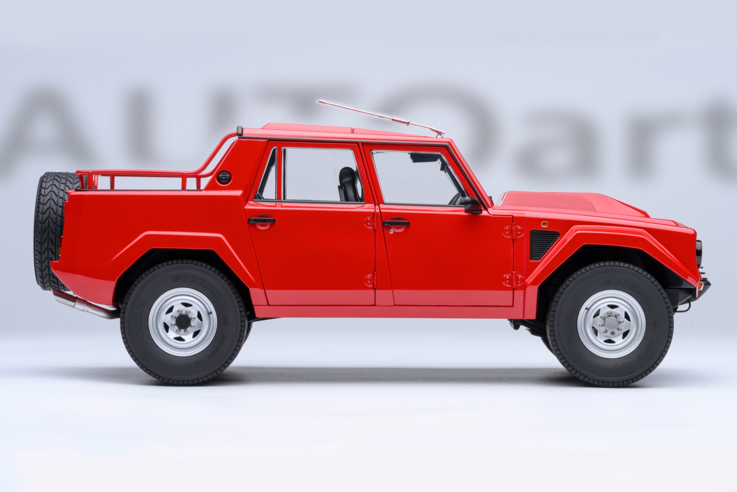 Lamborghini LM002 red 1:18 AUTOart