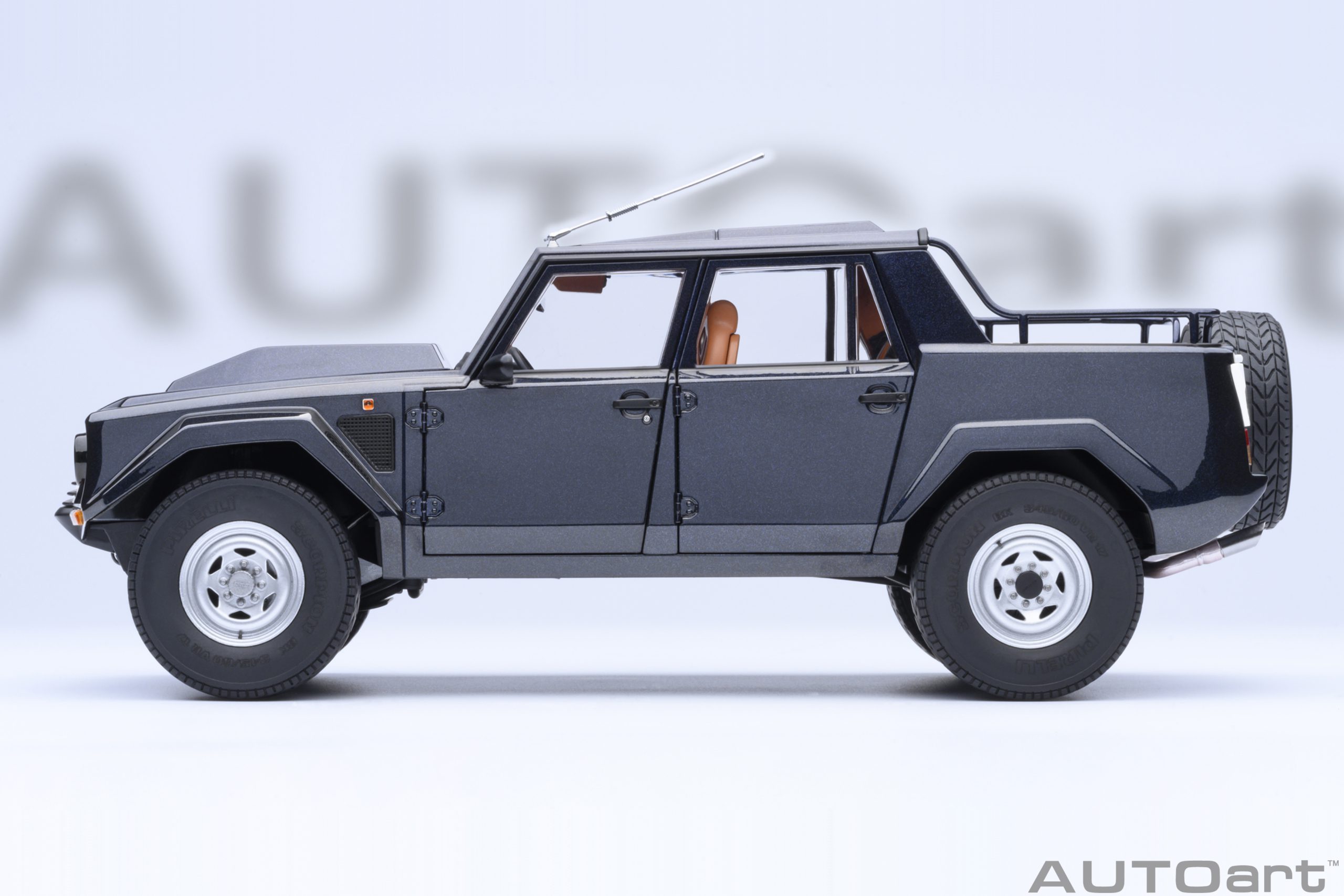 Lamborghini LM002 blue metallic 1:18 AUTOart