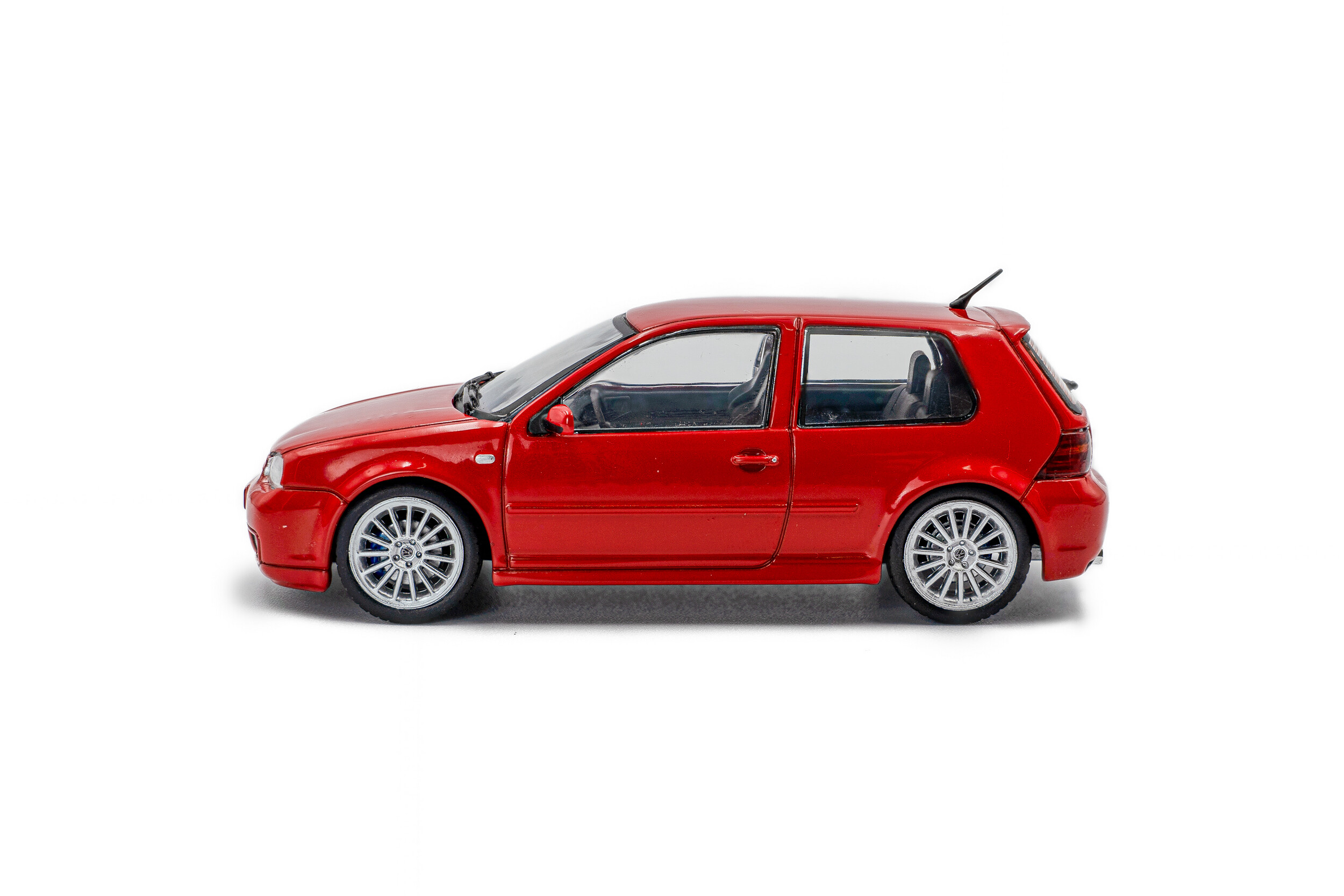 Volkswagen Golf IV R32 2003 Toronto red 1:43 Solido
