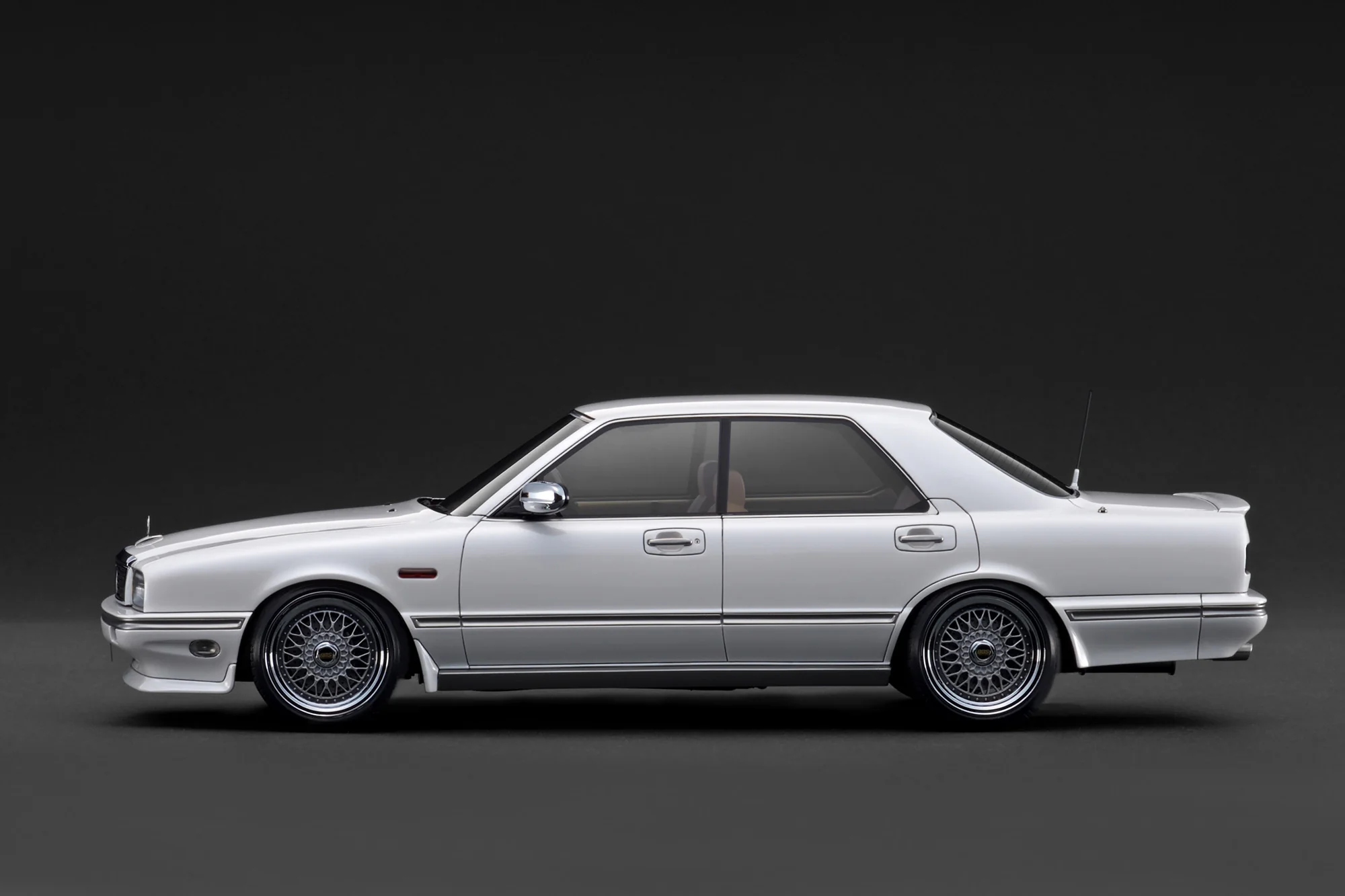 Nissan Gloria Cima Y31 pearl white 1:18 Ignition Model