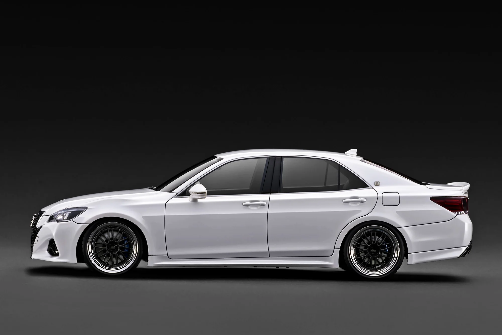 Toyota Crown Athlete S GRS214 pearl white 1:18 Ignition Model
