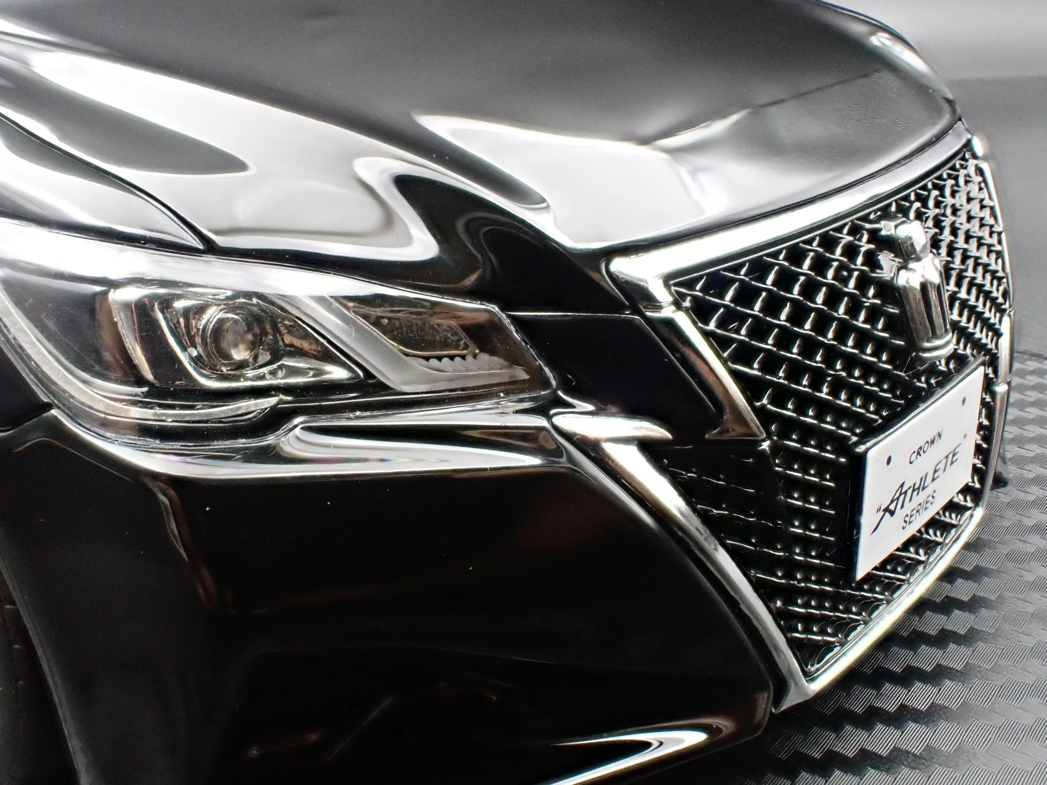 Toyota Crown Athlete G GRS214 black 1:18 Ignition Model