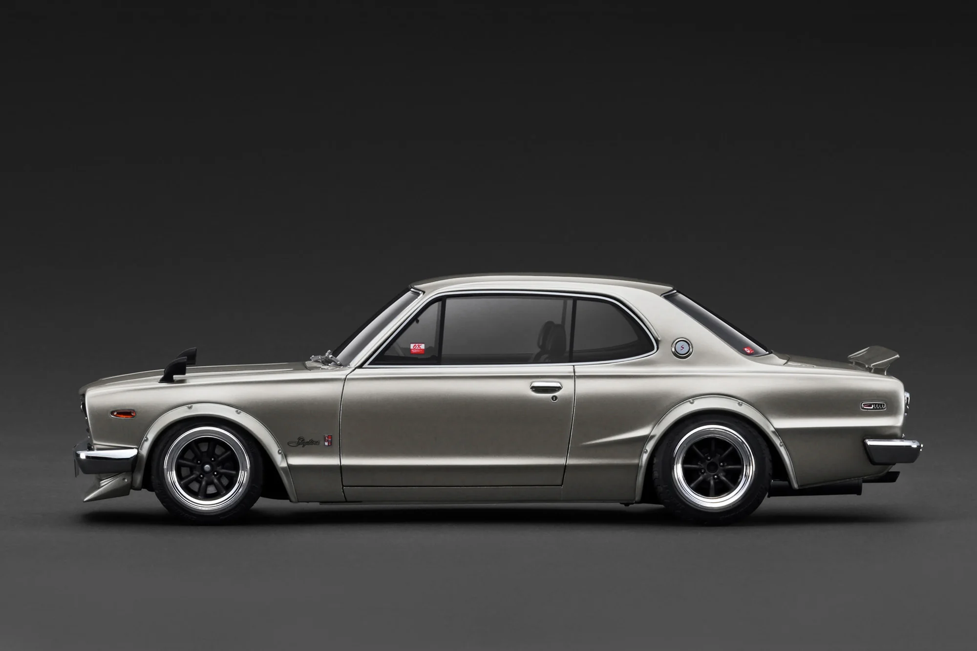 Nissan Skyline 2000 GT-R dark silver 1:18 Ignition Model