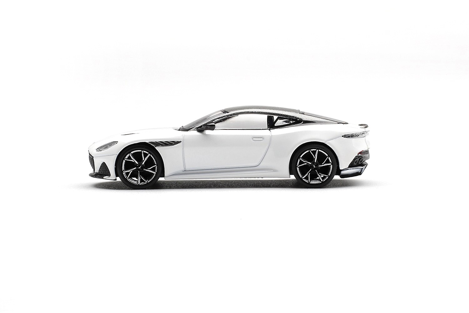 Aston Martin BDS Stratus 2024 white 1:64 Mini GT