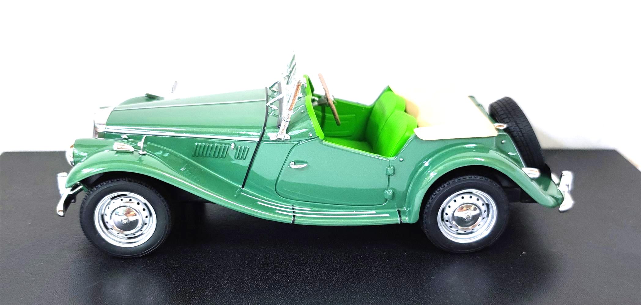 MG TF Cabriolet Open 1953 green 1:18 Cult Scale Models