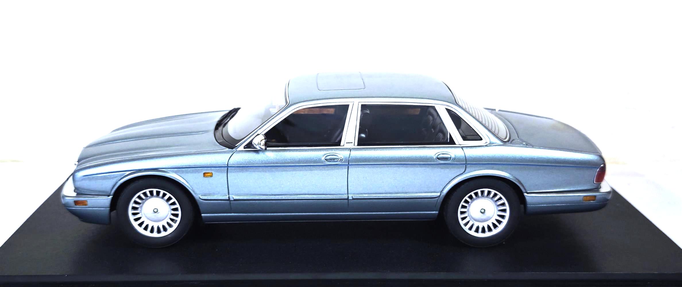 Jaguar XJ6 Sovereign X300 1995 ice blue 1:18 Cult Scale Models