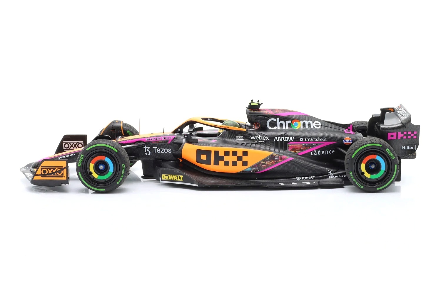 McLaren F1 Team MCL36 #4 L.Norris Singapore GP 2022 1:18 Minichamps 