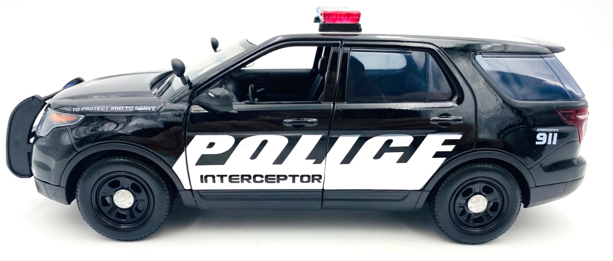 Ford Police Interceptor Utility-Promo 2015 black/white 1:18 Motor Max