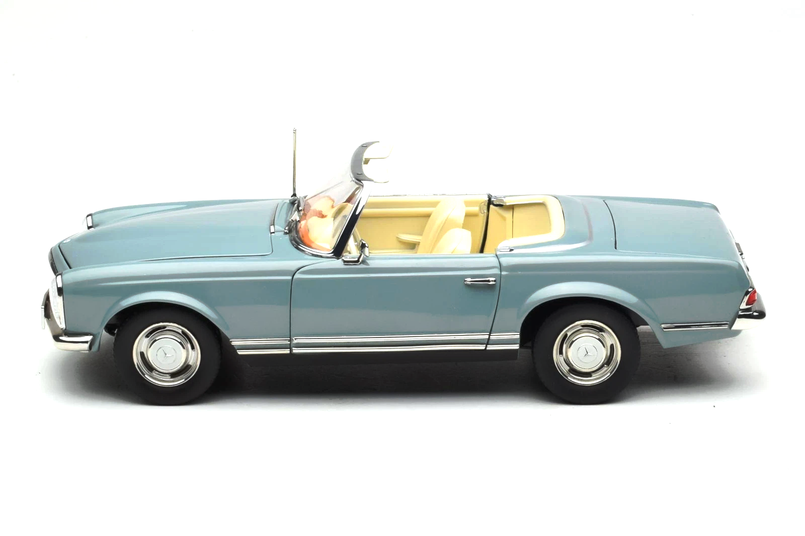 Mercedes-Benz 230 SL 1963 horizon blue 1:18 Norev