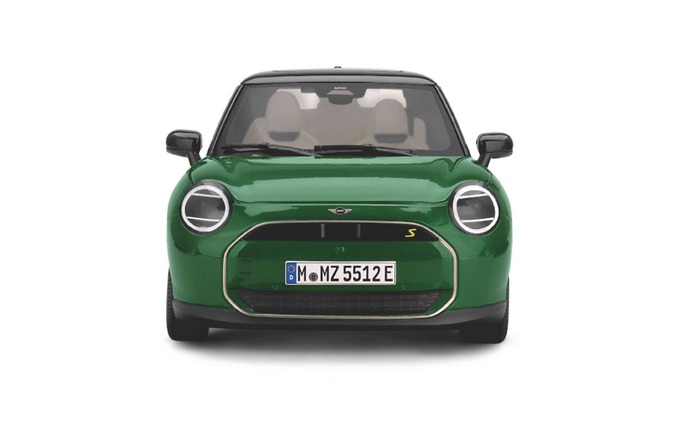 Mini Cooper SE 2023 British racing green 1:18 Minichamps