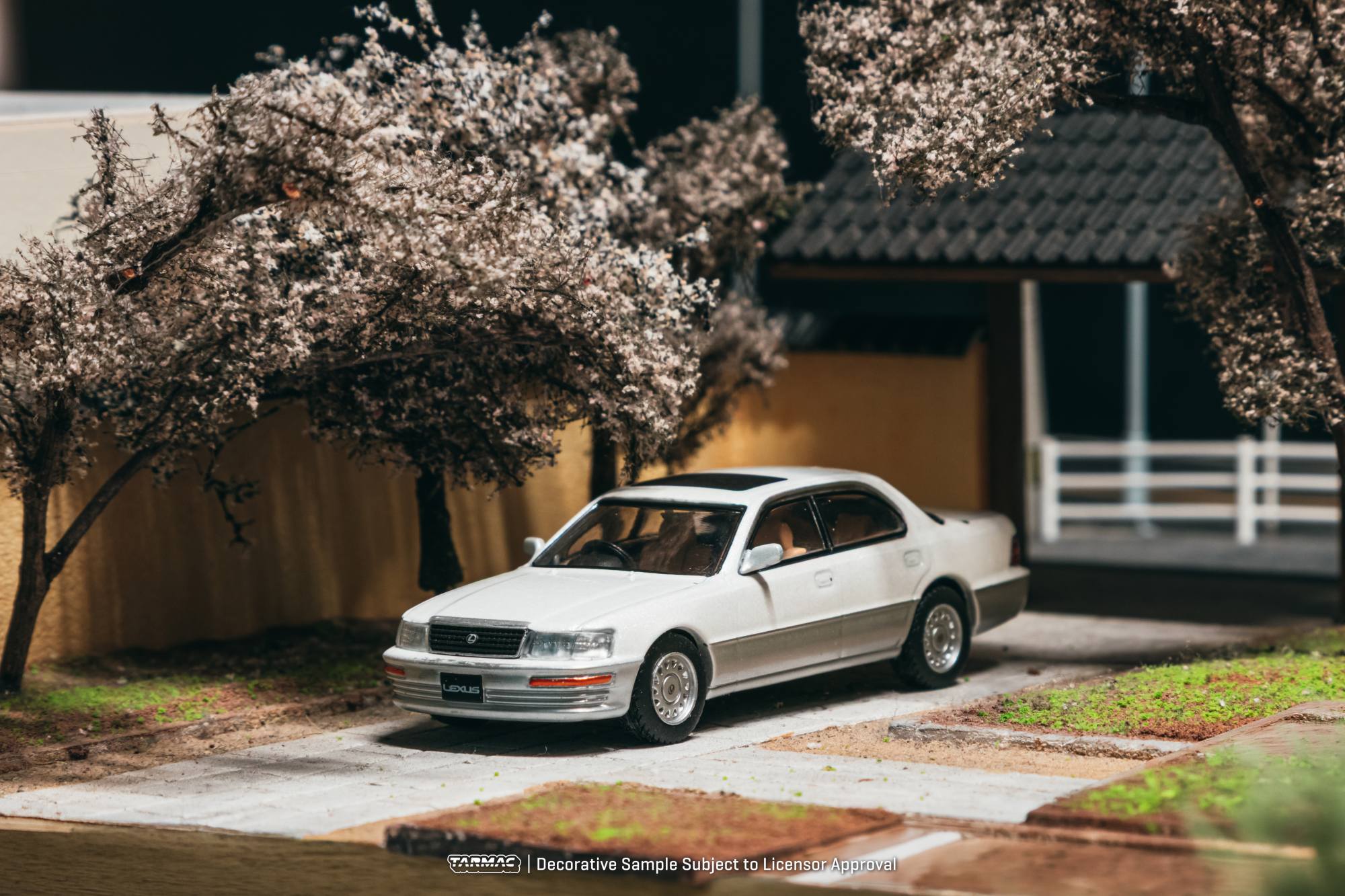 Lexus LS400 (UCF10) 2001 pearl white 1:64 Tarmac