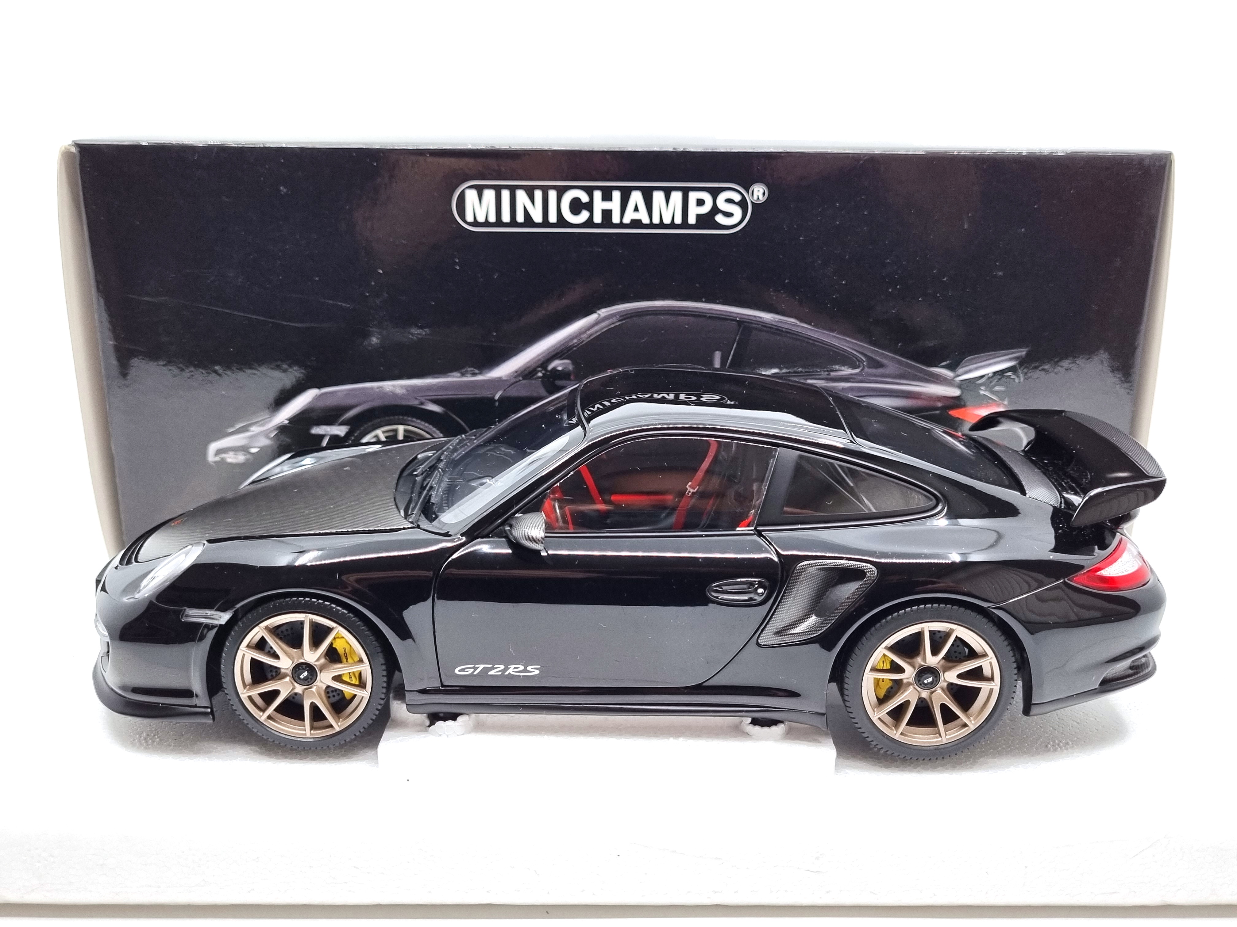 Porsche 911 GT2 RS 2011 1:18 Minichamps