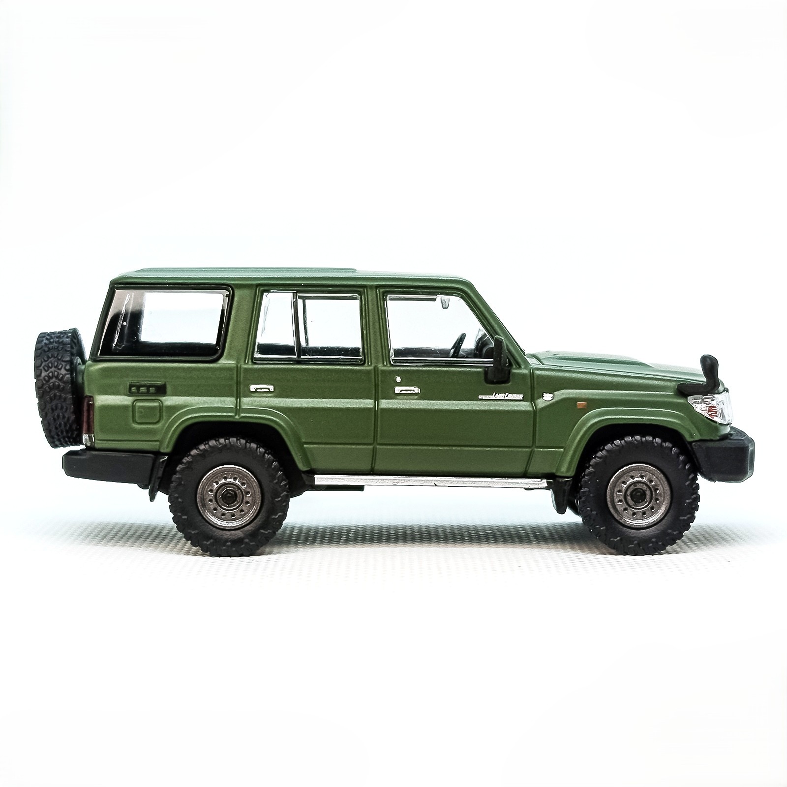 Toyota Land Cruiser LC76 1994 green 1:64 Massdi