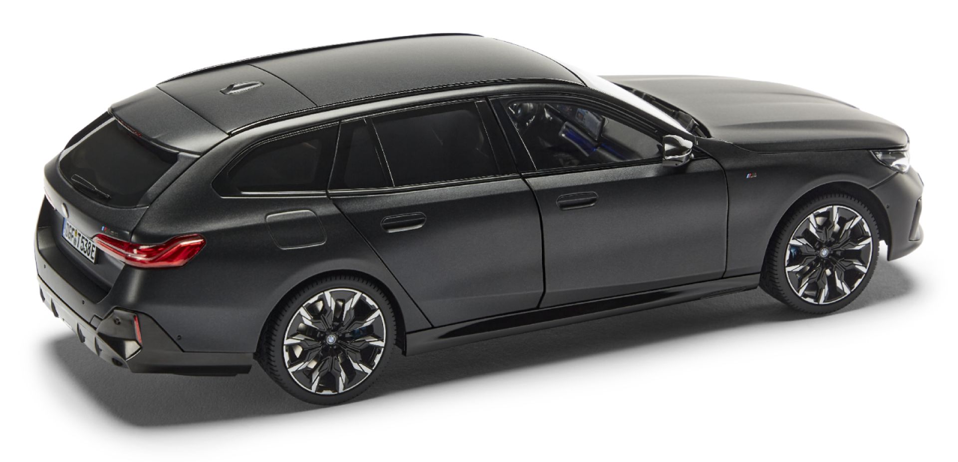 BMW i5 M60 Touring frozen grey 1:18 Minichamps