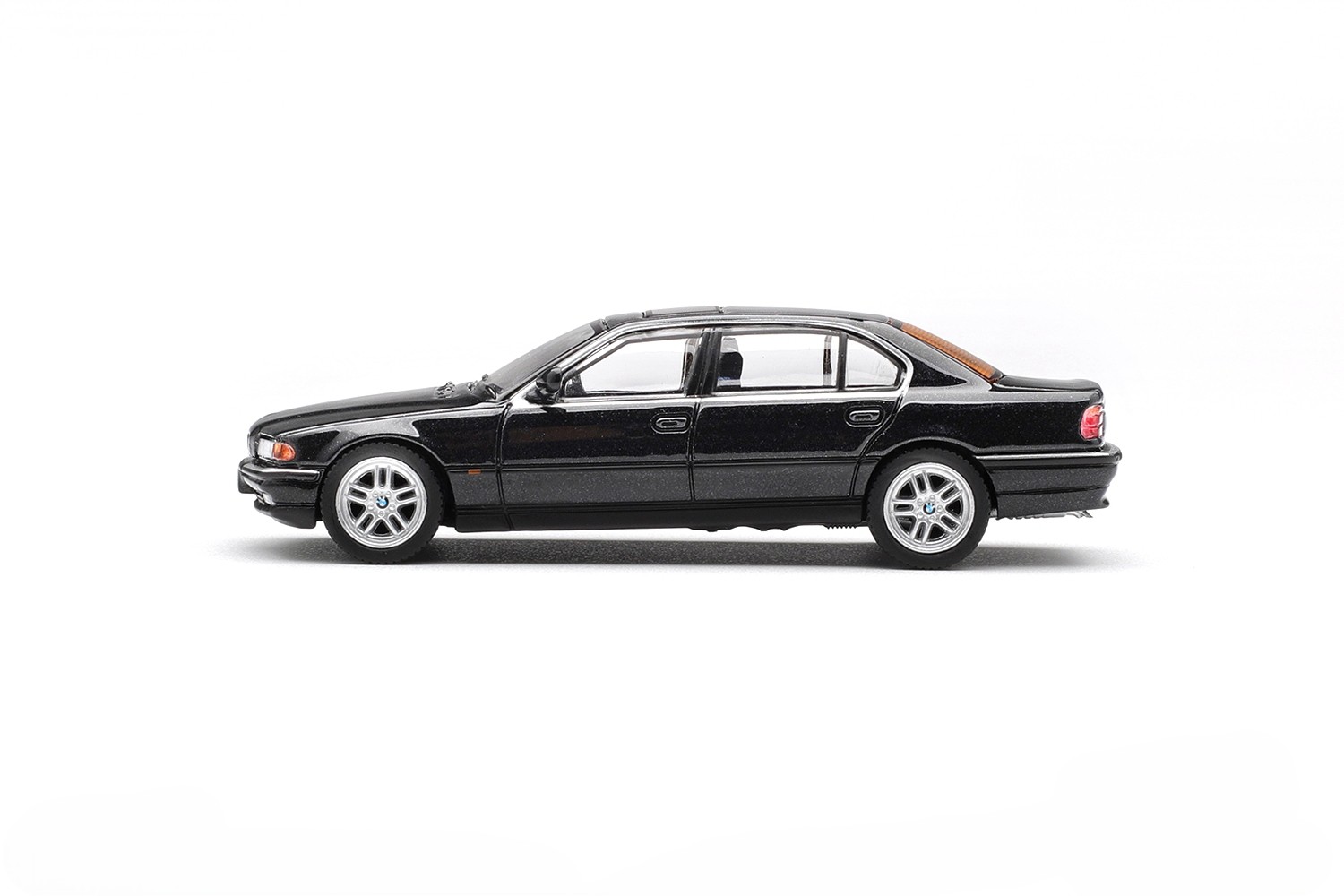 BMW 750IL (E38) 1999 black sapphire 1:64 Mini GT