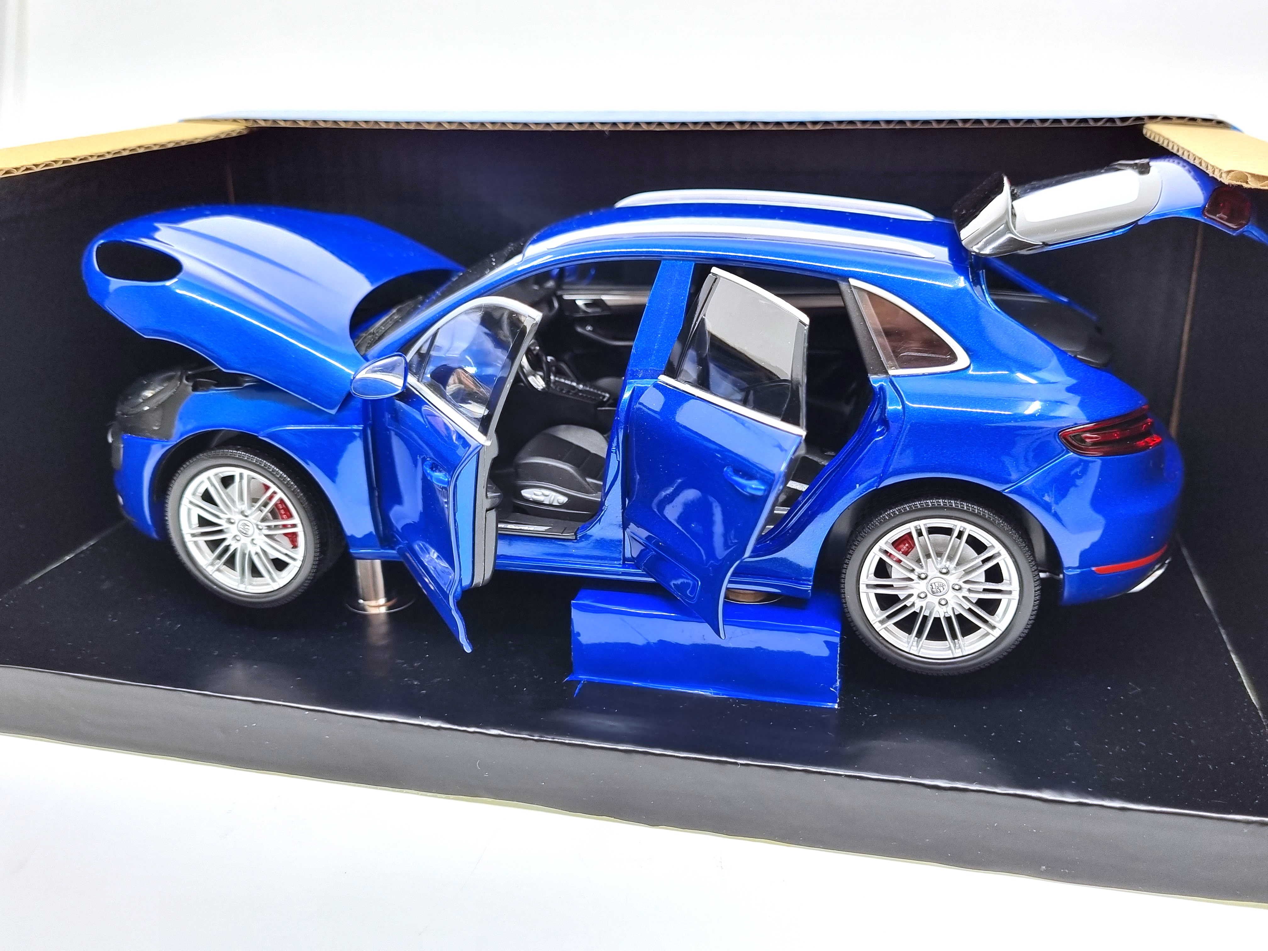 Porsche Macan Turbo 2013 1:18 Minichamps