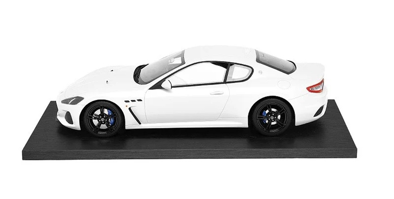 Maserati GranTurismo 2017 white pearl metallic 1:18 TSM Model