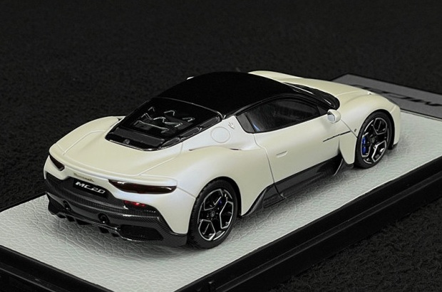 Maserati MC20 2020 pearl white/gloss black roof 1:43 B.B.R.