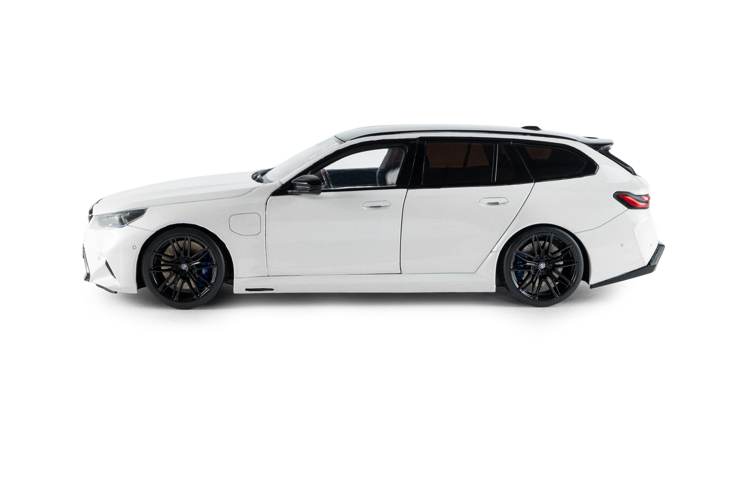 BMW M5 Touring 2025 Alpine white solid 1:18 Solido