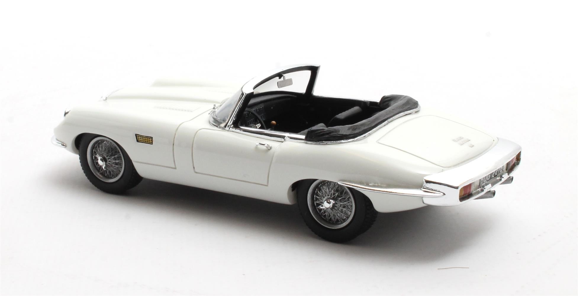 Jaguar E-Type Frua Roadster Open 1964 Wedding with 2 Figurines 1:43 Matrix Scale Models