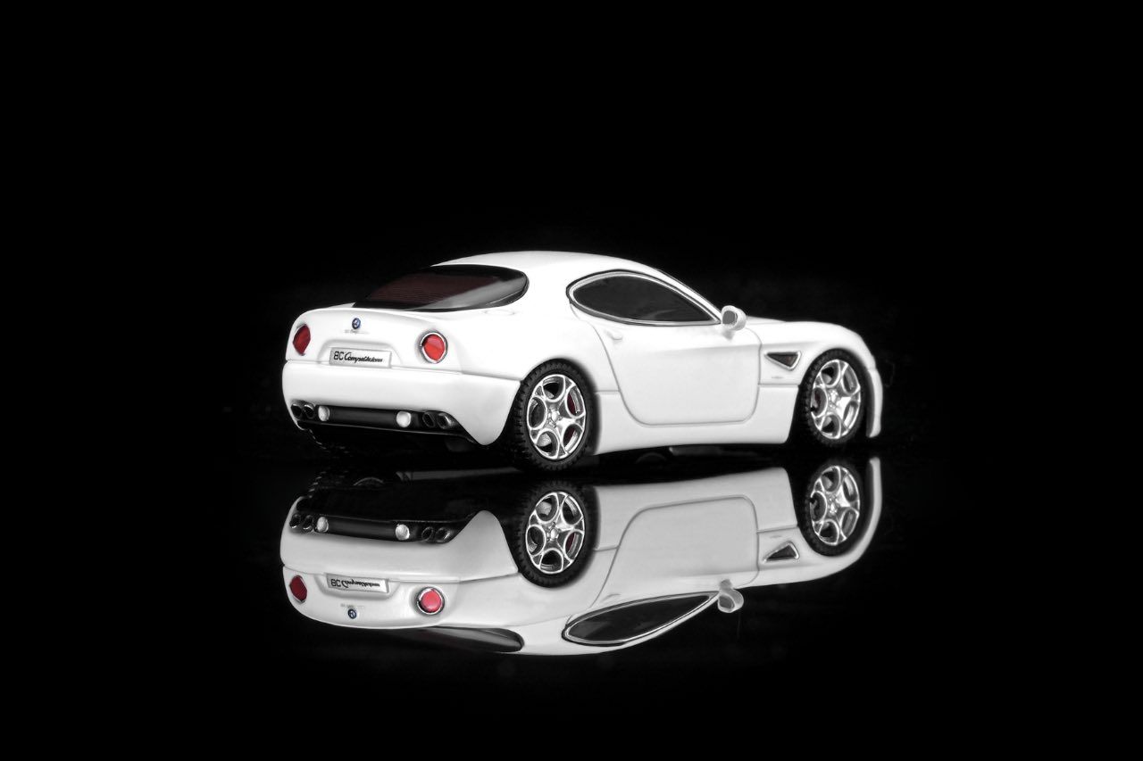 Alfa Romeo 8C Competizione 2008 bianco polare 1:64 Motorhelix