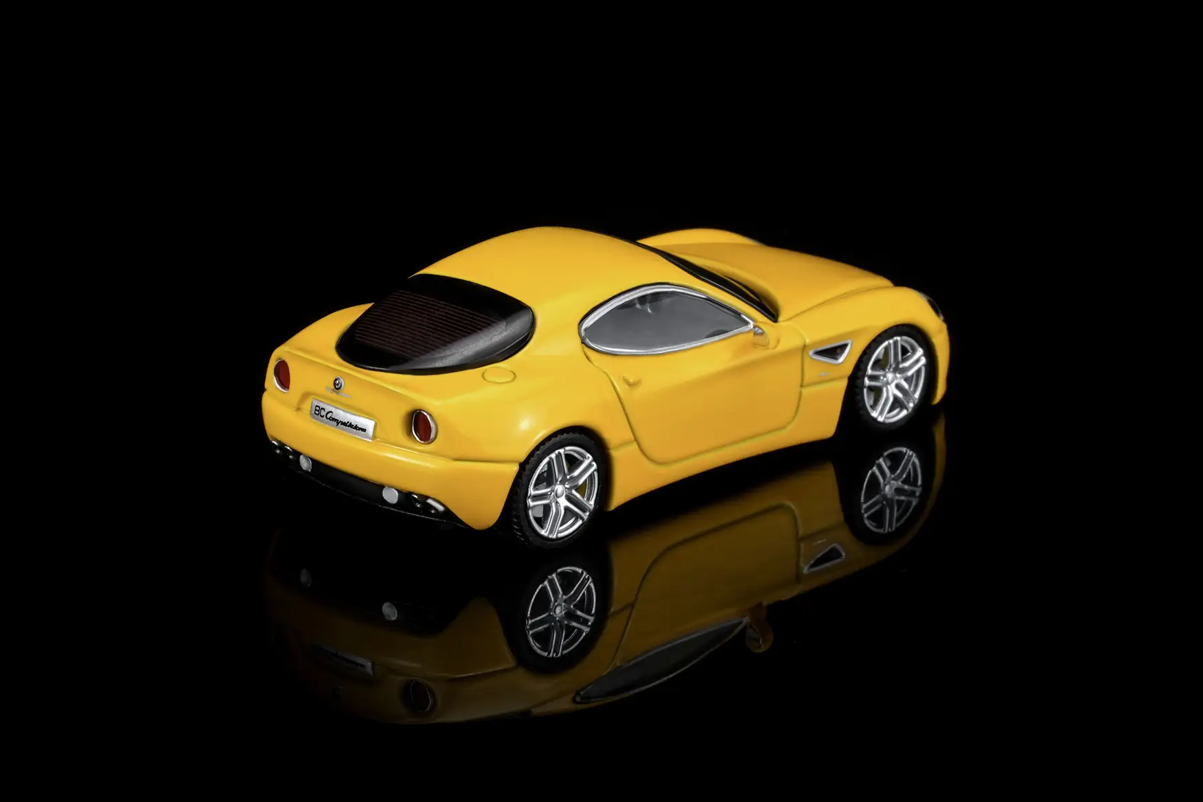 Alfa Romeo 8C Competizione 2008 giallo mica 1:64 Motorhelix