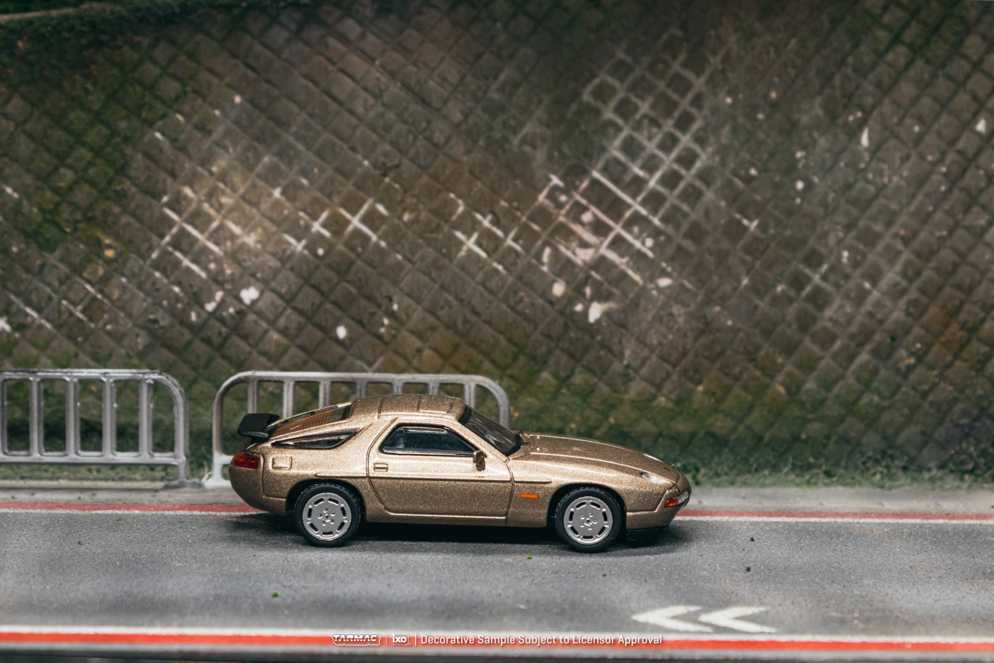Porsche 928 S4 1992 platinum metallic 1:64 Tarmac
