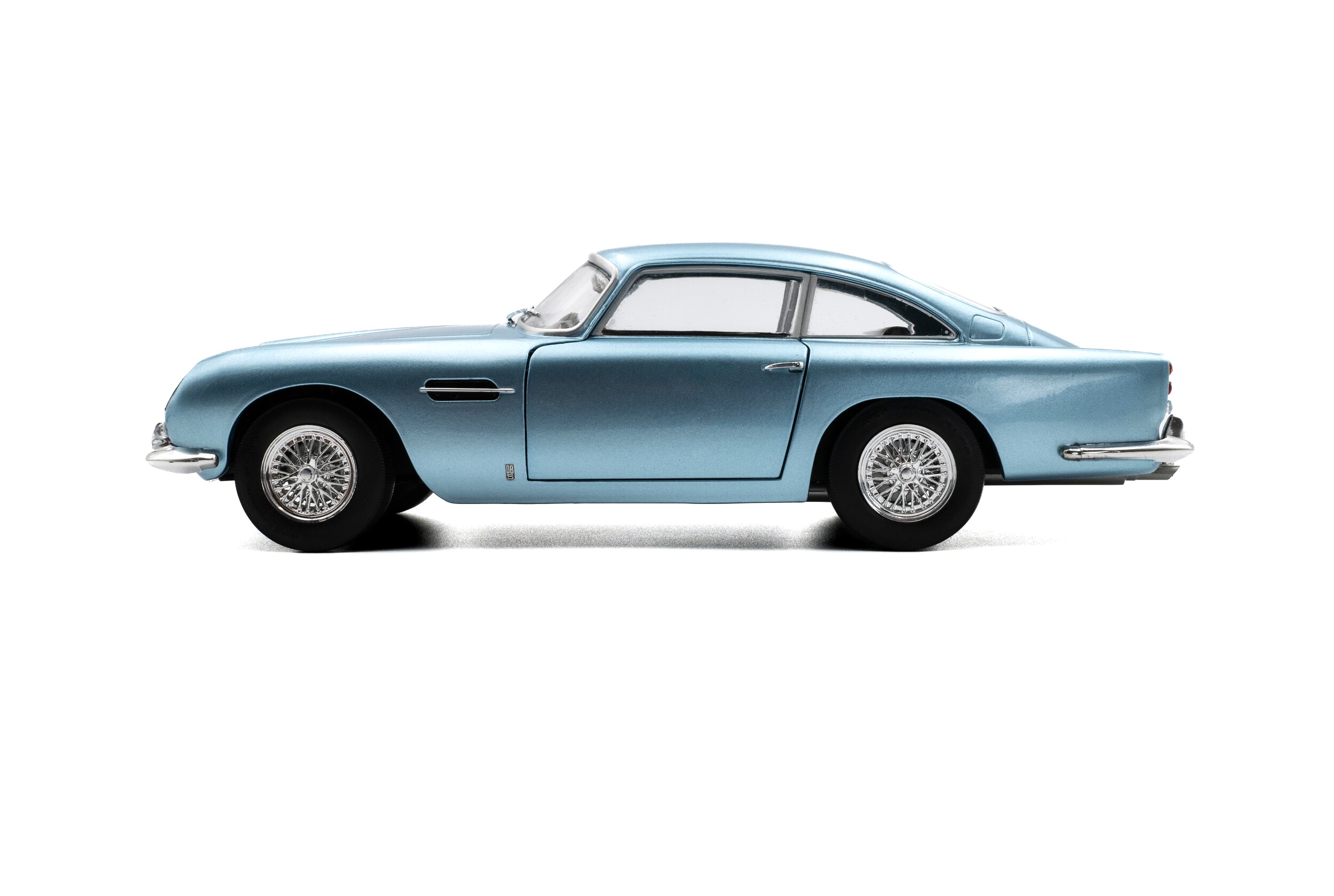 Aston Martin DB5 light blue metallic 1:18 Solido