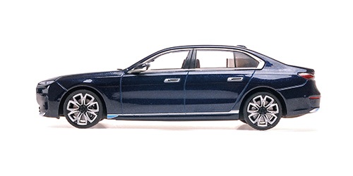 BMW I7 2023 blue metallic 1:43 Minichamps