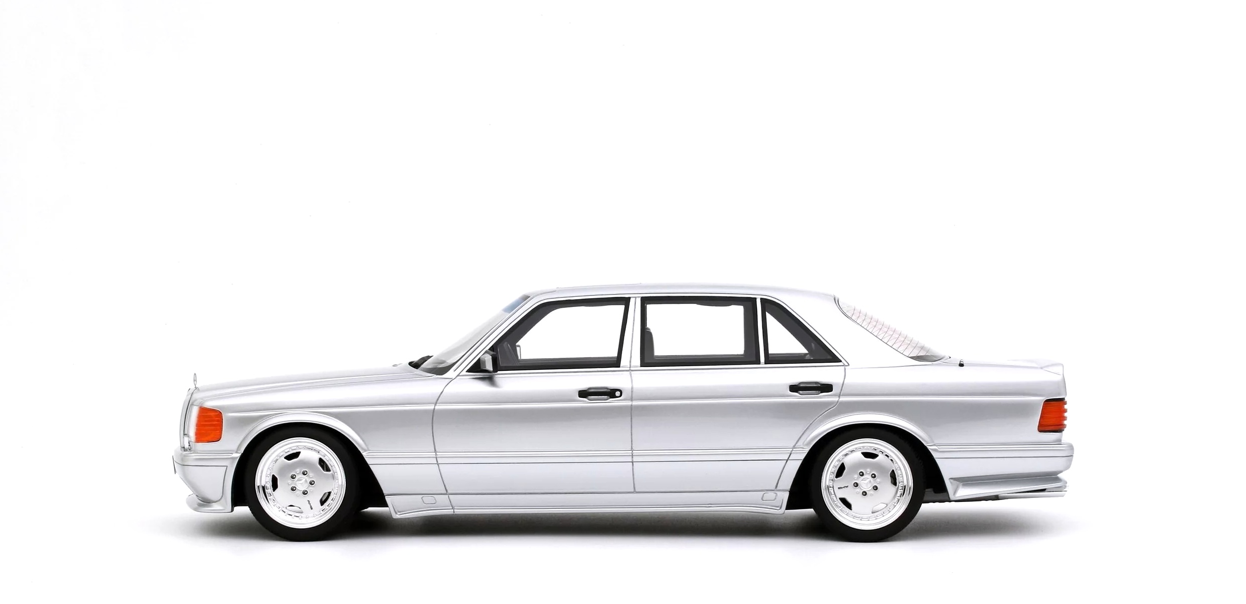 Mercedes-Benz 560 W126 6.0 SEL AMG 1989 brilliant silver 1:18 OttOmobile