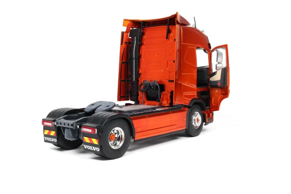 Volvo Trucks FH Globetrotter XL 2023 golden red metallic 1:24 Solido