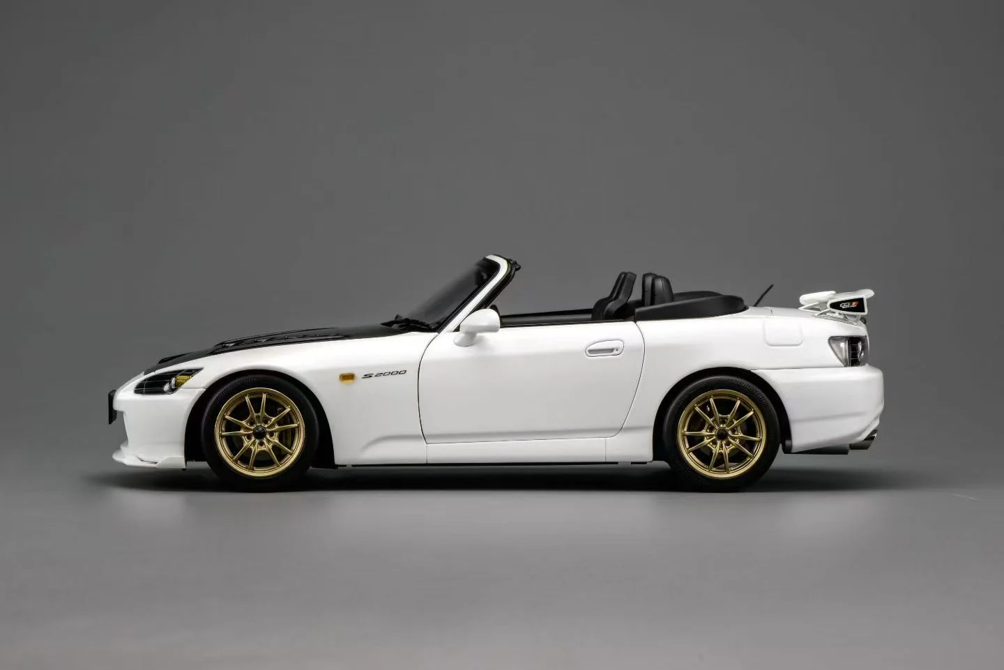 Honda S2000 Spider Hard-Top Mugen 2001 white pearl/carbon 1:18 Motorhelix