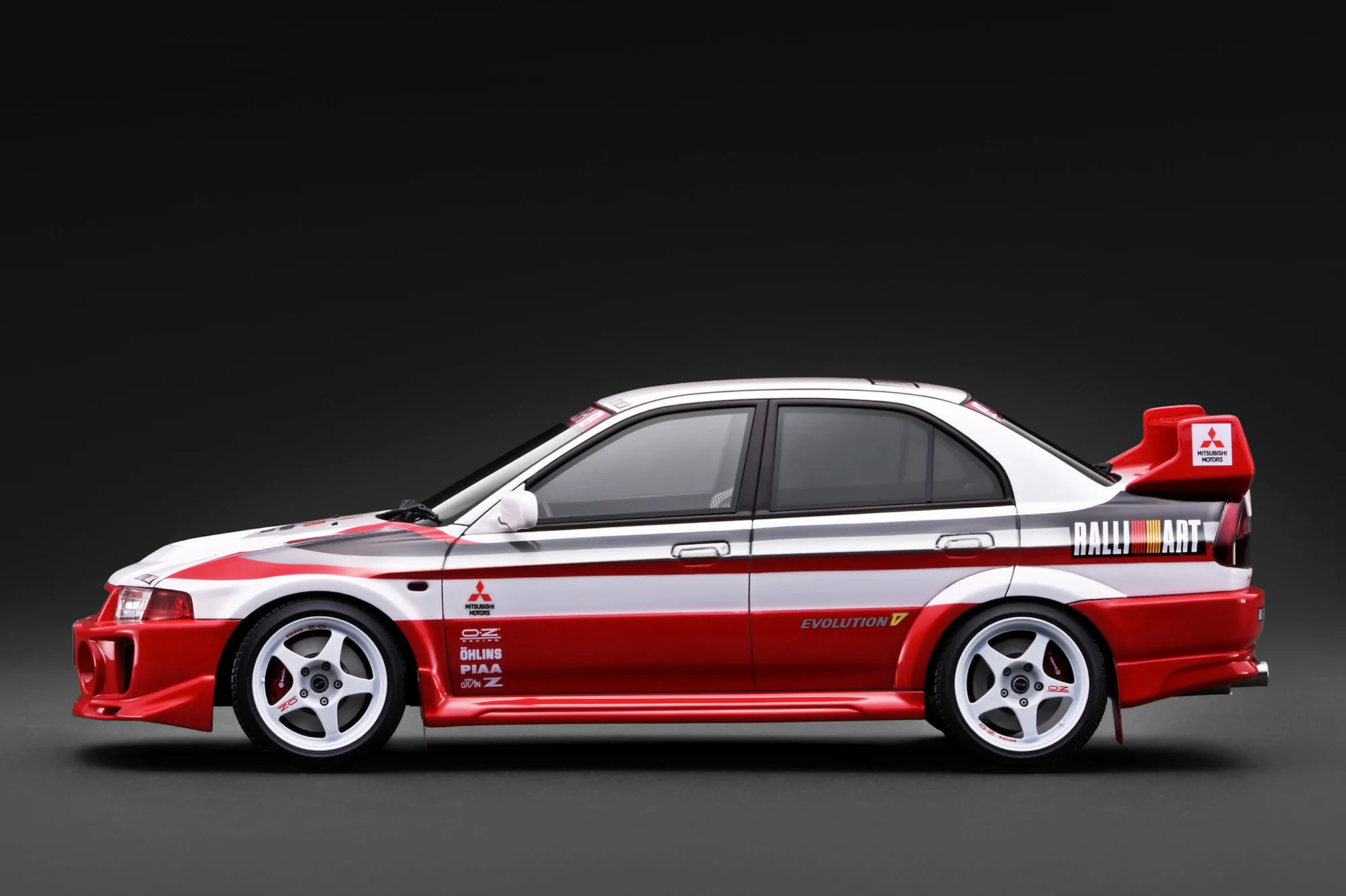 Mitsubishi Lancer Evolution V CP9A white/red 1:18 Ignition Model