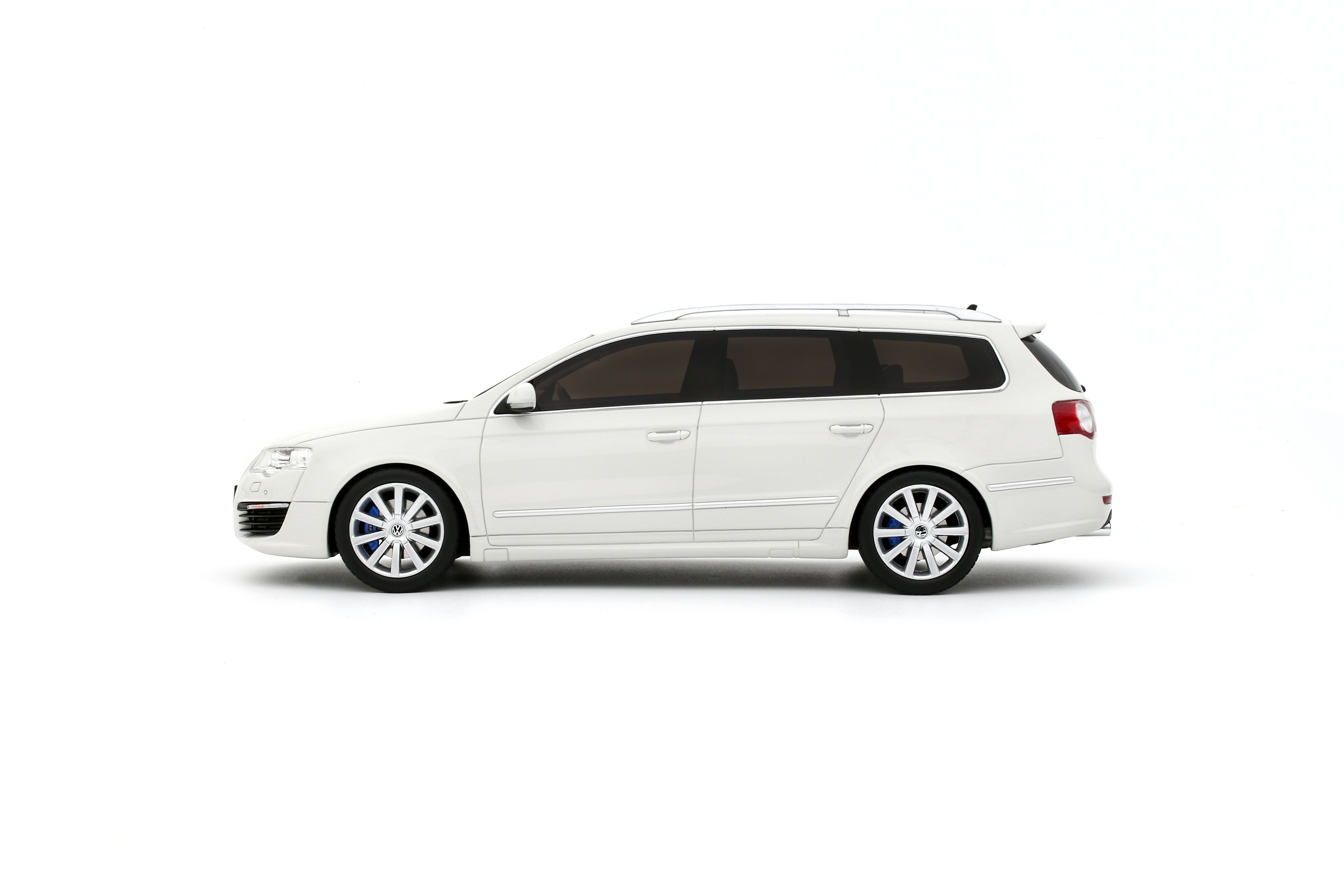 Volkswagen Passat B6 R36 Variant 2008 candy white 1:18 OttOmobile