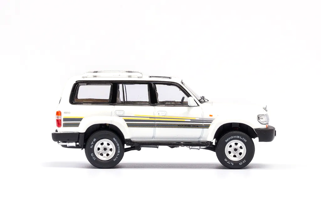 Toyota Land Cruiser LC80 pearl white general 1:64 KengFai