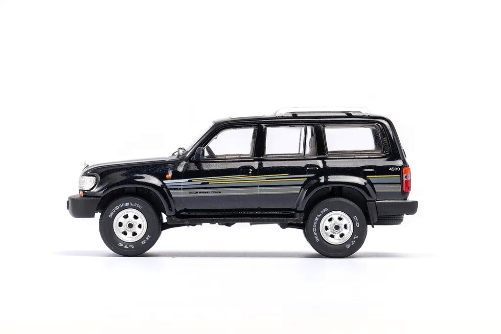 Toyota Land Cruiser LC80 pearl black general 1:64 KengFai