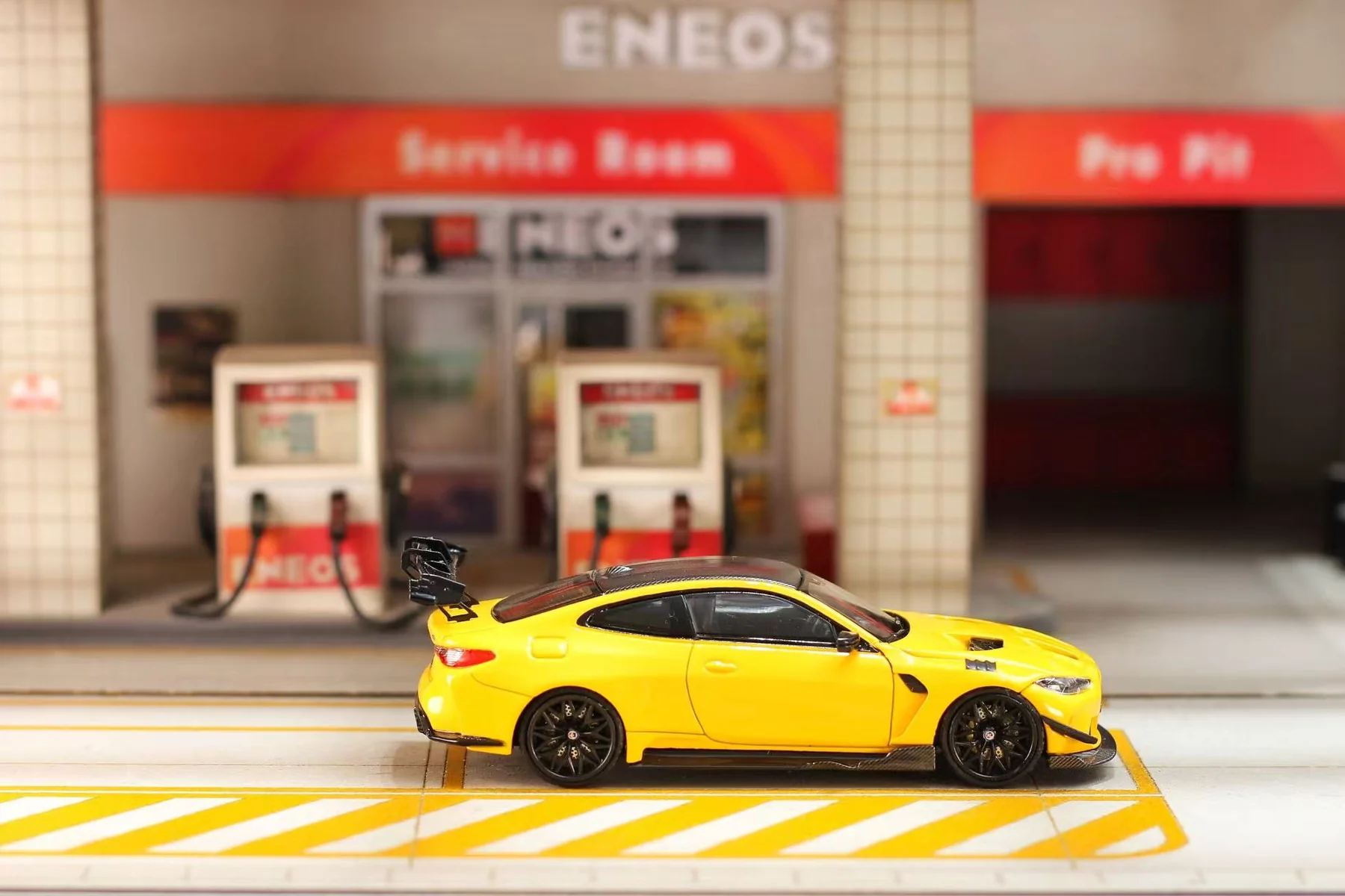 BMW M4 G82 yellow 1:64 Street Weapon